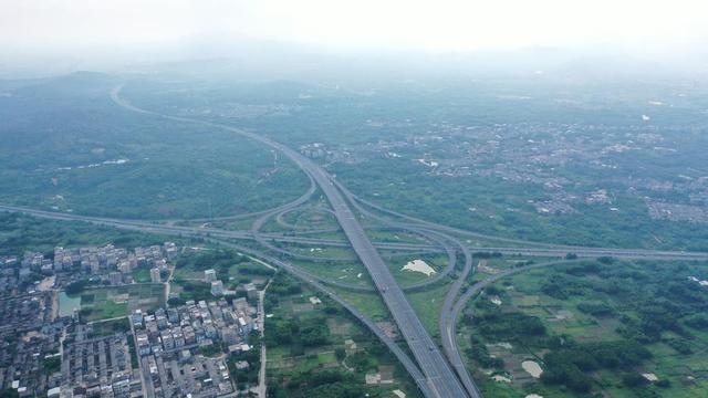 广东省揭惠高速公路，连接繁荣的纽带